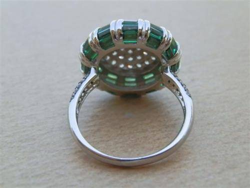 Stunning solid sterling silver ring with green and clear stones - weight 6.94 g.