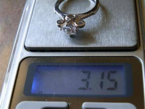 Charming solid sterling silver topaz ring - weight 3.15 g.