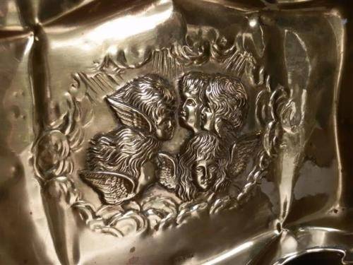Lovely antique Victorian Art Nouveau repousse brass tray with Reynolds cherubs, hallmarked