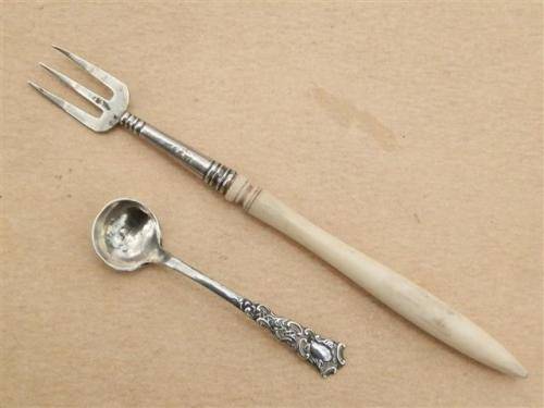 Antique solid silver salt spoon, Birmingham, circa 1910 and a antique silver pickle - weight 7.3 g.