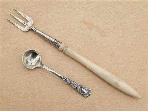 Antique solid silver salt spoon, Birmingham, circa 1910 and a antique silver pickle - weight 7.3 g.
