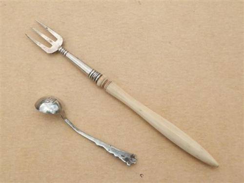 Antique solid silver salt spoon, Birmingham, circa 1910 and a antique silver pickle - weight 7.3 g.