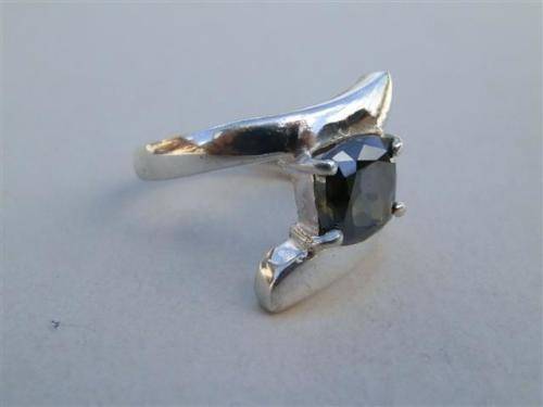 Exquisite solid sterling silver diamond ring - weight 5.3 g.
