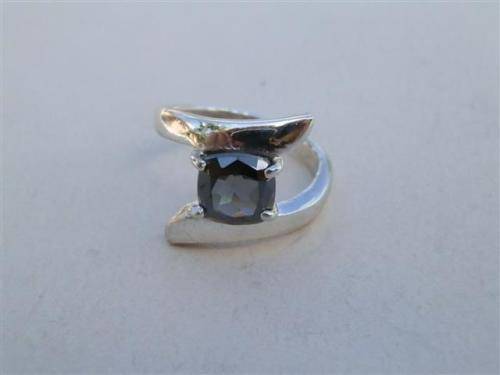 Exquisite solid sterling silver diamond ring - weight 5.3 g.