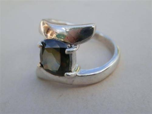 Exquisite solid sterling silver diamond ring - weight 5.3 g.