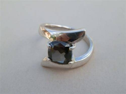 Exquisite solid sterling silver diamond ring - weight 5.3 g.