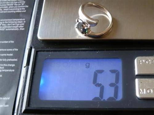 Exquisite solid sterling silver diamond ring - weight 5.3 g.