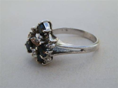 Magnificent solid sterling silver blue sapphire cluster ring - weight 4.6 g