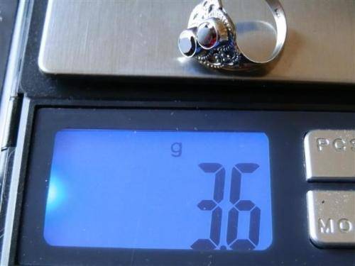 Exquisite solid sterling silver natural garnet ring - weight 3.6 g.