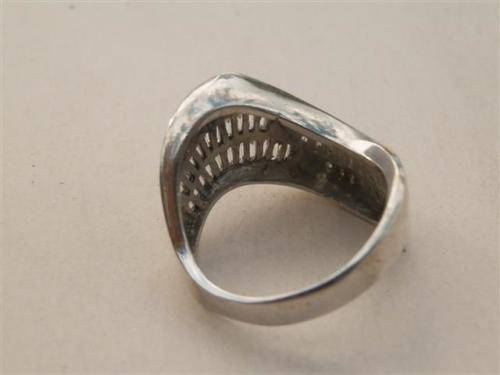 Smashing sol;id sterling silver ring - weight 6.3 g.