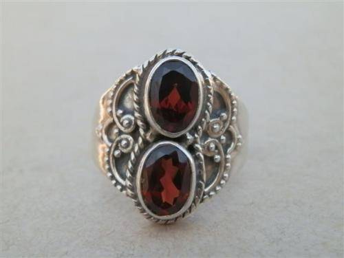 Exquisite solid sterling silver natural garnet ring - weight 3.6 g.