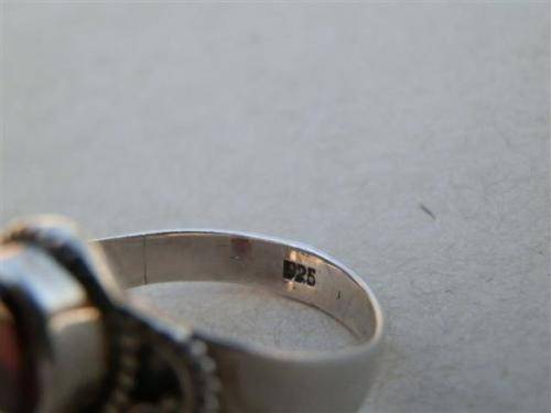 Exquisite solid sterling silver natural garnet ring - weight 3.6 g.