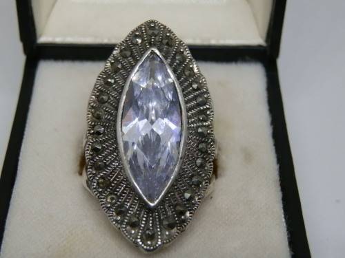 Fabulous vintage heavy solid sterling silver ring - weight 10.2 g.