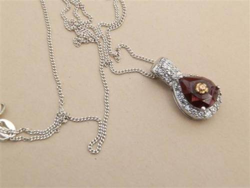 Astonishing solid 9 ct gold and sterling silver natural amethyst pendant and chain - weight 3.30 g.