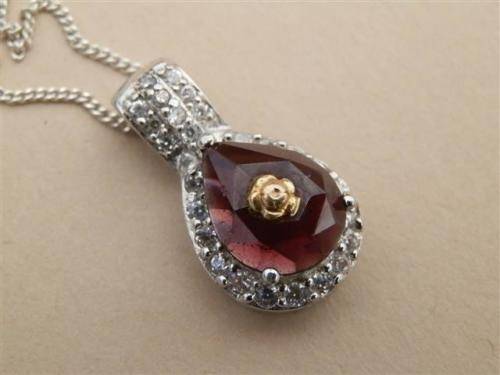 Astonishing solid 9 ct gold and sterling silver natural amethyst pendant and chain - weight 3.30 g.