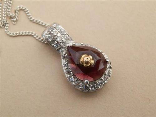 Astonishing solid 9 ct gold and sterling silver natural amethyst pendant and chain - weight 3.30 g.