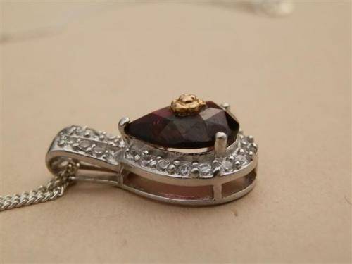 Astonishing solid 9 ct gold and sterling silver natural amethyst pendant and chain - weight 3.30 g.