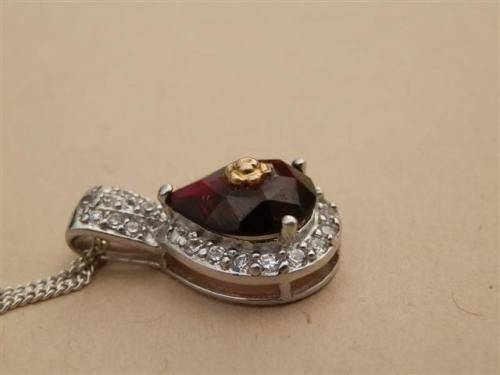 Astonishing solid 9 ct gold and sterling silver natural amethyst pendant and chain - weight 3.30 g.