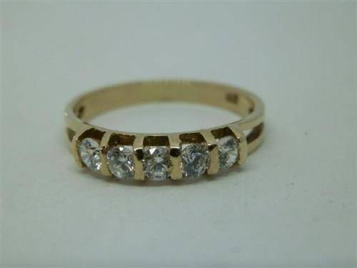 Fabulous solid 9 ct yellow gold ring - weight 2-22 g