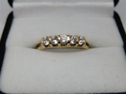 Fabulous solid 9 ct yellow gold ring - weight 2-22 g