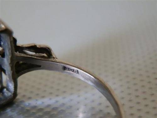 Spectacular Vintage Solid 9 ct Gold Ring - weight 6.79 g.