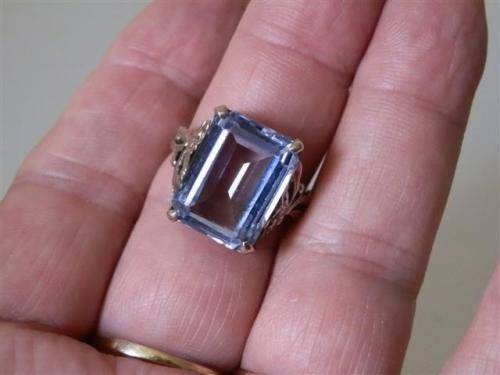 Spectacular Vintage Solid 9 ct Gold Ring - weight 6.79 g.