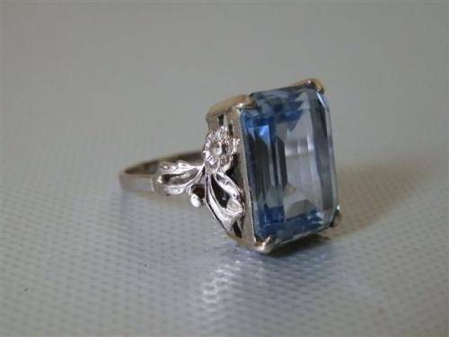 Spectacular Vintage Solid 9 ct Gold Ring - weight 6.79 g.