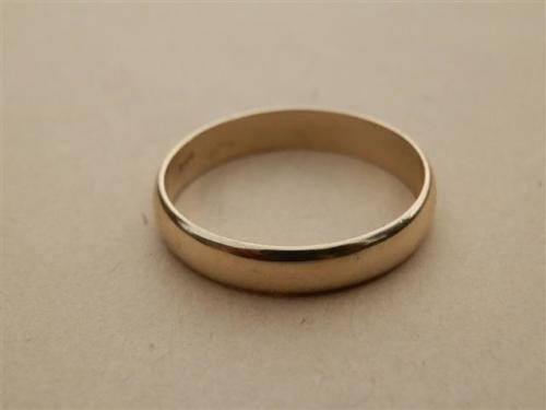 Charming solid 9 ct gold wedding band