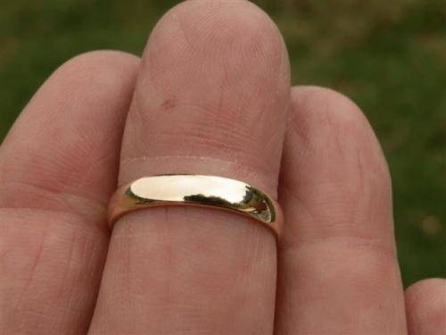 Charming solid 9 ct gold wedding band