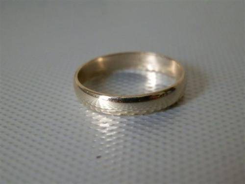 Charming solid 9 ct gold wedding band