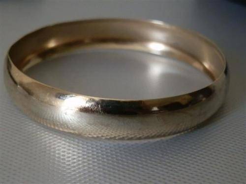 Magnificent Solid 9 ct Yellow Gold Bangle - weight 14.4 g (1)