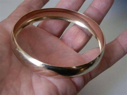 Magnificent Solid 9 ct Yellow Gold Bangle - weight 14.4 g (1)