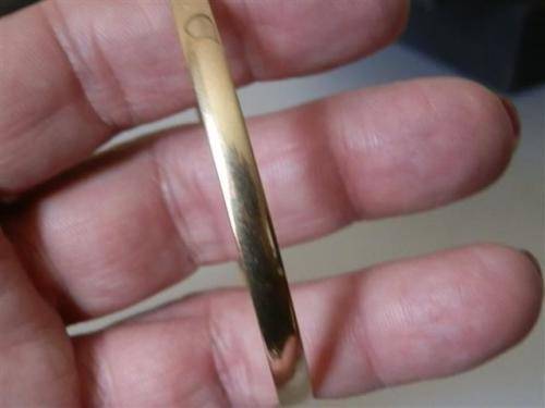 Solid 9 ct Yellow Gold Bangle - weight 6.9 g (4)