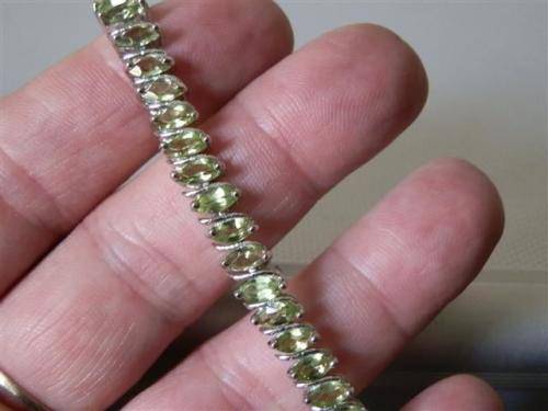 Earth Mined 11 ct Peridot Bracelet in Solid 925 Silver, 14 ct White Gold - weight 18.38 g.