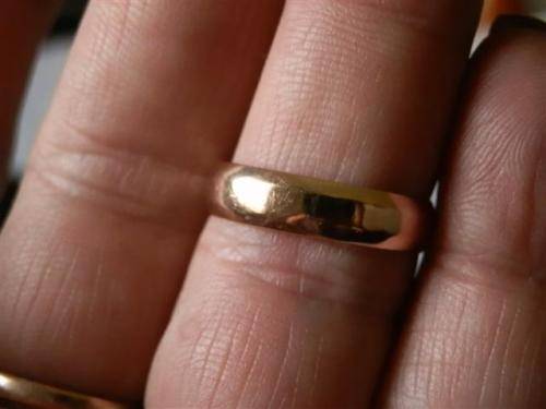 SALE!!  Solid 9 ct Gold Ring