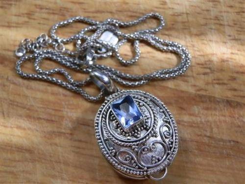 Vintage Sterling Silver Box Locket Pendant and Chain - weight 9.9 g