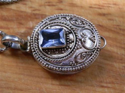 Vintage Sterling Silver Box Locket Pendant and Chain - weight 9.9 g
