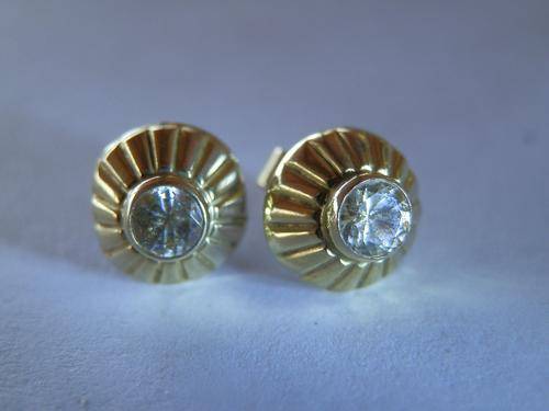 Vintage 9ct Gold sapphire studs - shipping R35 insured