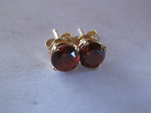 9ct Gold garnet earrings - shipping R35 insured