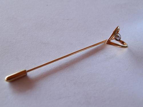 Vintage 9ct gold diamond pin - shipping R40 insured