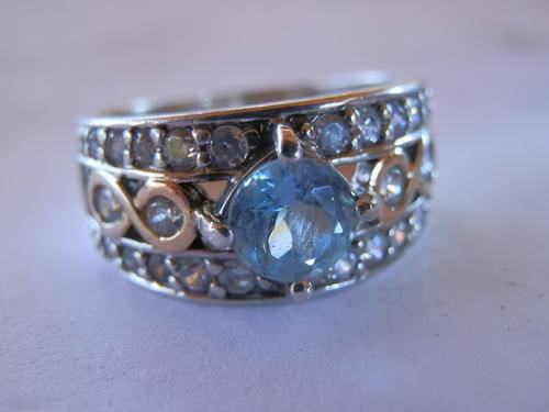 Vintage sterling silver blue topaz ring - shipping R40 insured