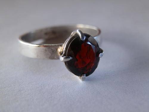 Vintage sterling silver garnet ring - shipping R40 insured