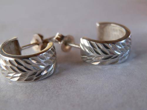 Sterling silver earring - shipping R40 insured