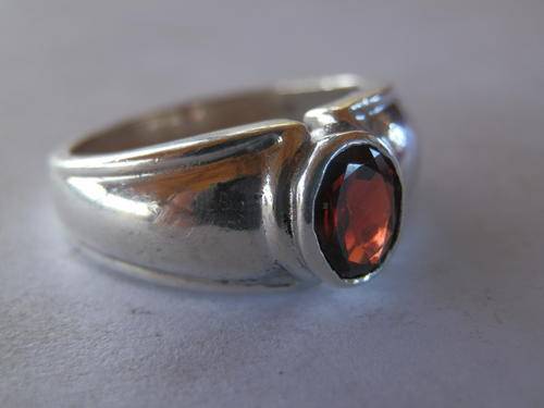 Vintage sterling silver garnet ring - shipping R40 insured