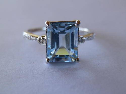 Sterling silver blue topaz and diamond ring - shipping R40 insured