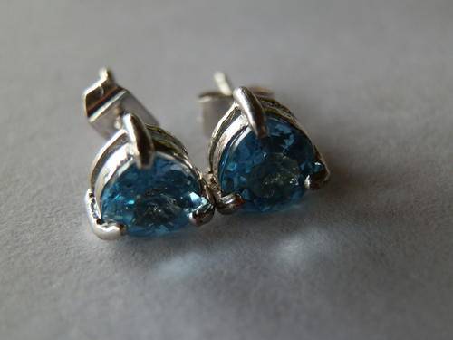 Sterling silver blue topaz earring