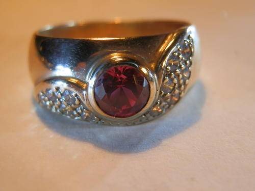 9ct Gold - 5.1 gram - ruby ring - thirty (30) days to pay