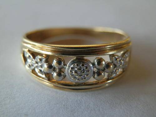 9ct Gold - 2.4 gram - diamond ring - two (2) weeks to pay. Value R3,120
