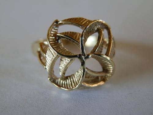 ANNUAL CLEARANCE!! 9 ct Gold - 1.6 gram - fancy ring, value R1,920