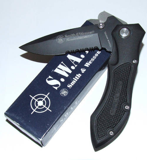 SMITH & WESSON BLACK TITANIUM FOLDING POCKET KNIFE